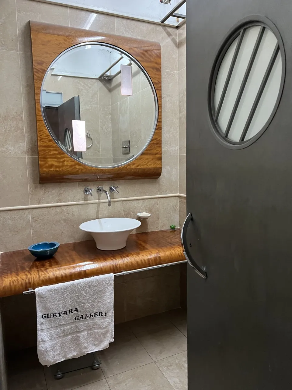 miroir antique rond avec cadre en bois dans une salle de bain moderne