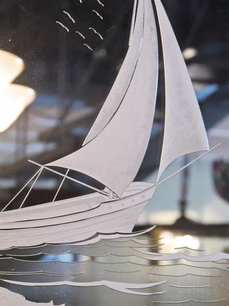 प्राचीन दर्पण पर समुद्र में जहाज का चित्र