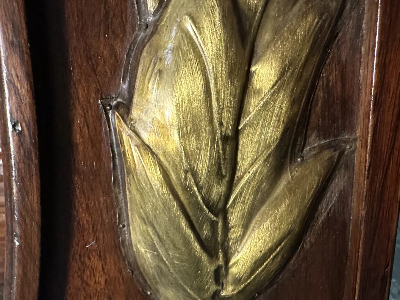 antikes Spiegel mit goldenen Reliefdetails