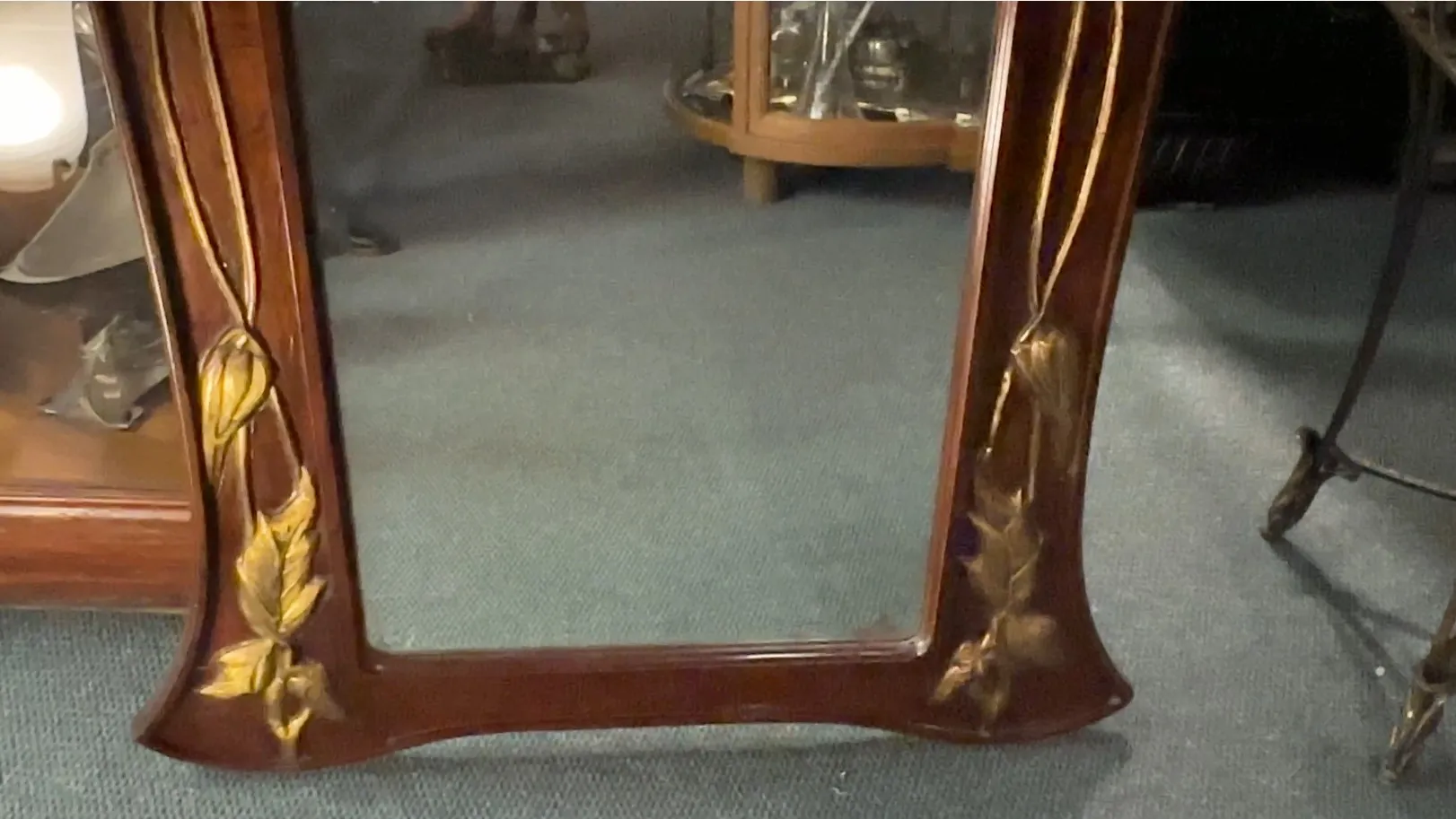 miroir antique décoratif avec des fleurs détaillées sur le cadre