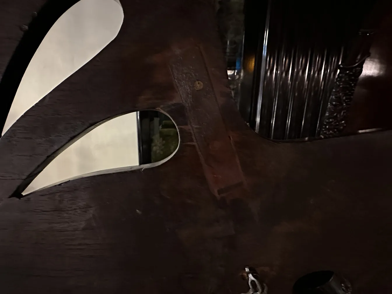 specchio antico decorativo con forme uniche, ambiente elegante.