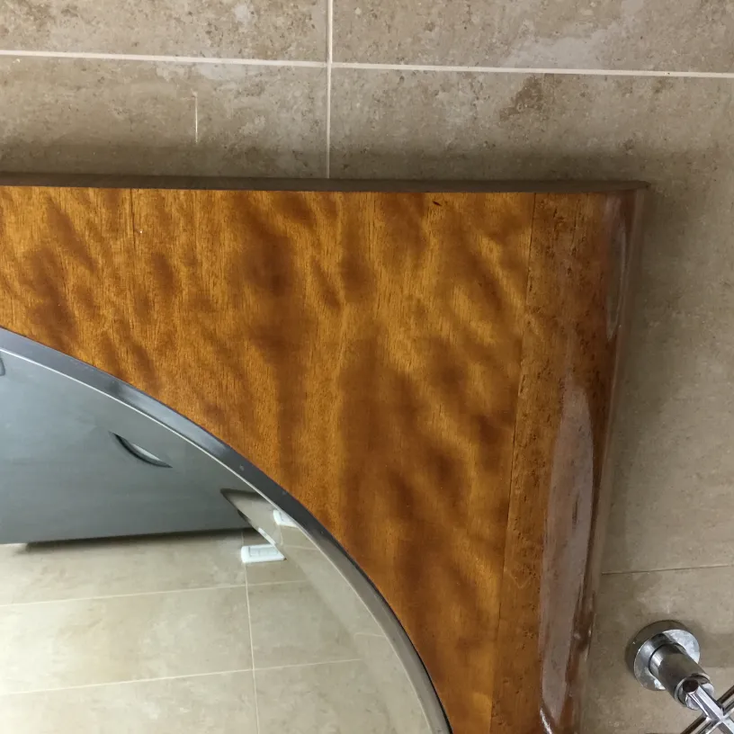 مرآة-قديمة-بإطار-قديم-في-بيئة-محايدة