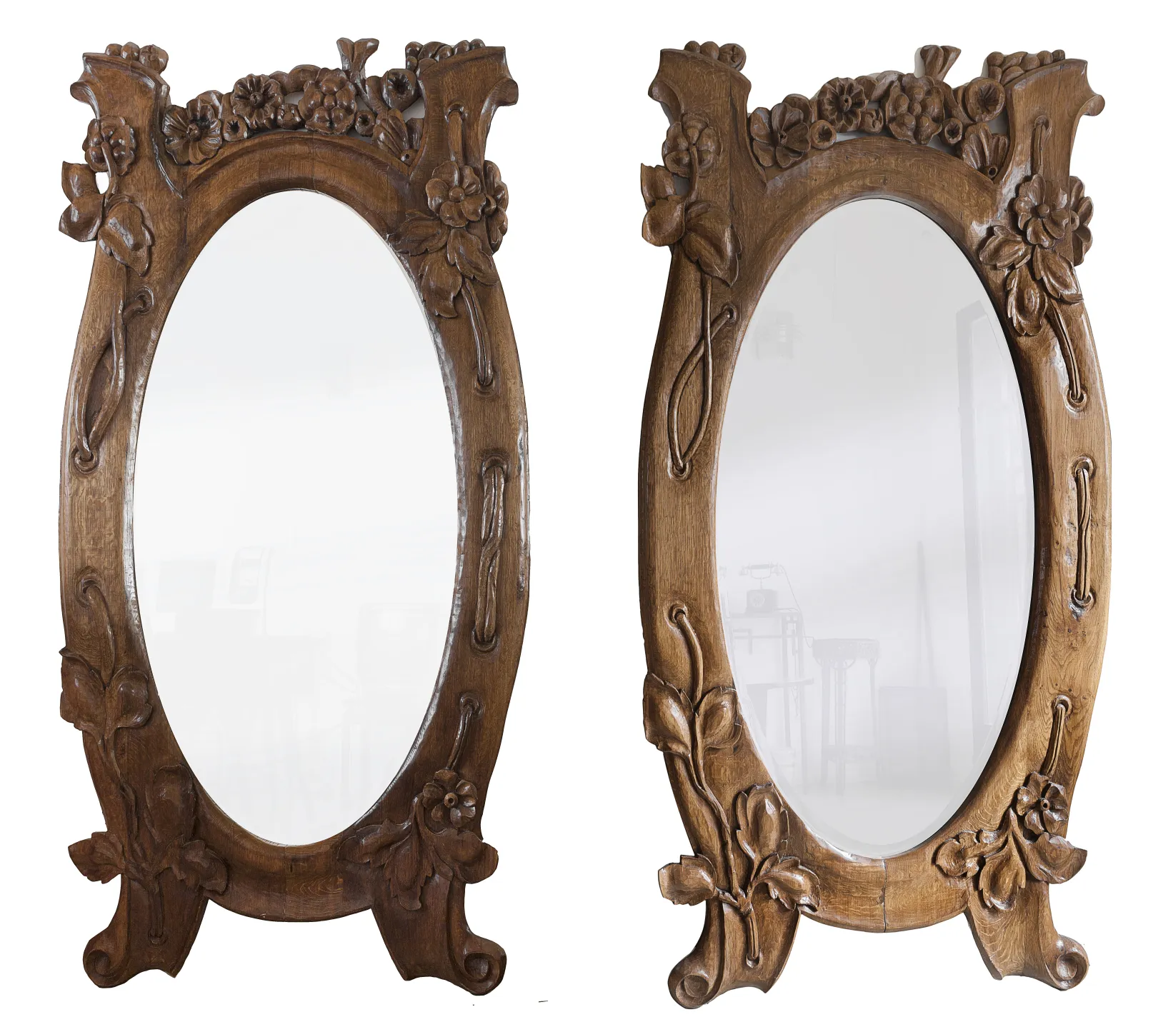 espelho oval antigo com entalhes florais, ambiente elegante