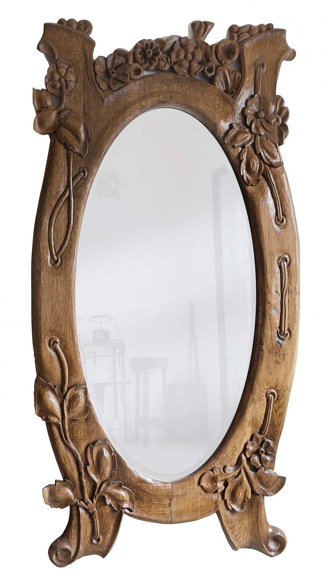 specchio antico ovale con decorazione floreale e ornamenti