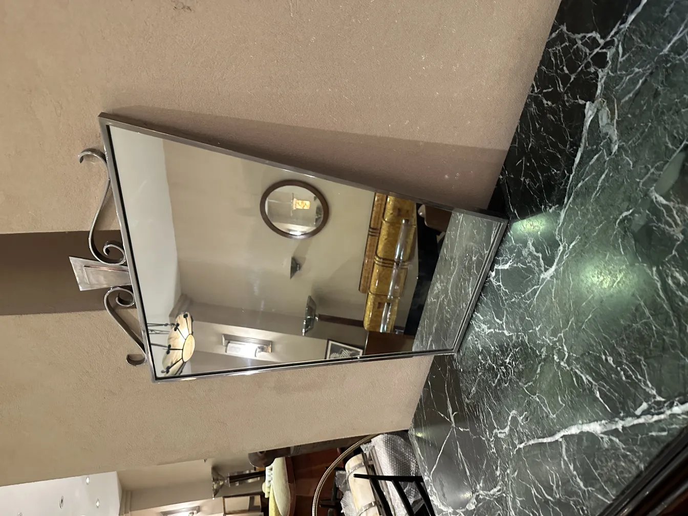 espelho antigo com moldura decorativa em ambiente clássico