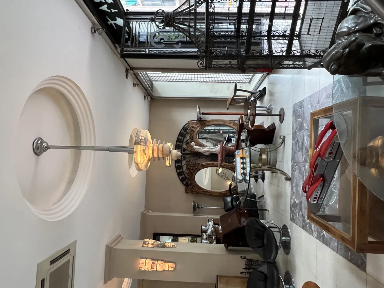 декоративное антикварное зеркало в антикварном магазине