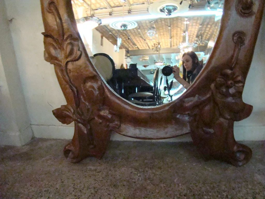 ornate frame details가 있는 오래된 장식용 거울