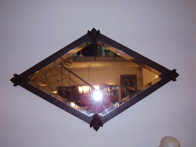 specchio antico in una cornice romboidale con riflesso