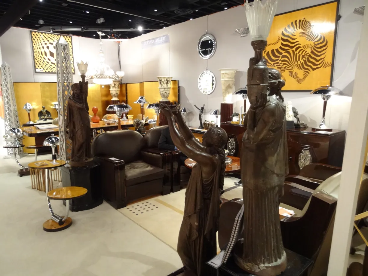 espelho antigo decorativo em uma galeria com móveis