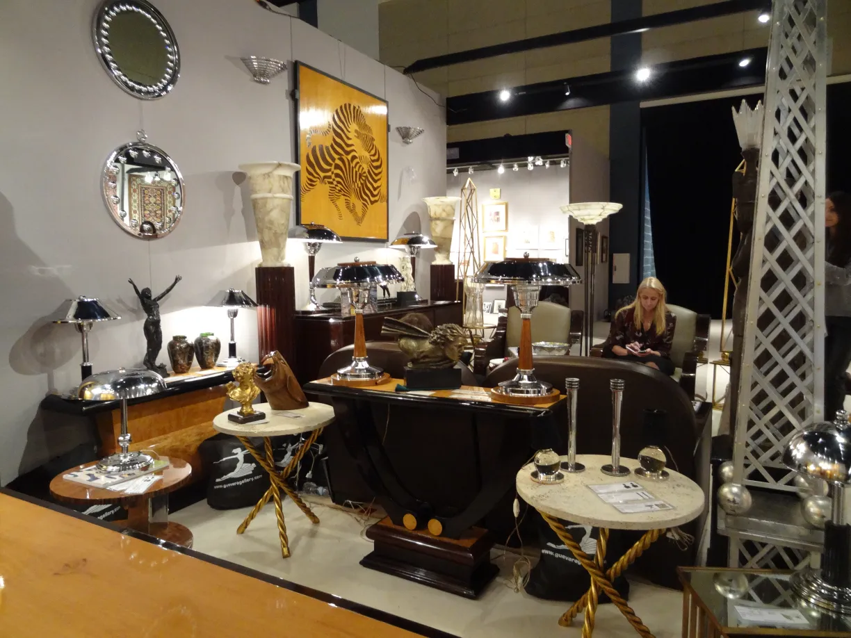 miroir ancien décoratif avec des détails muraux