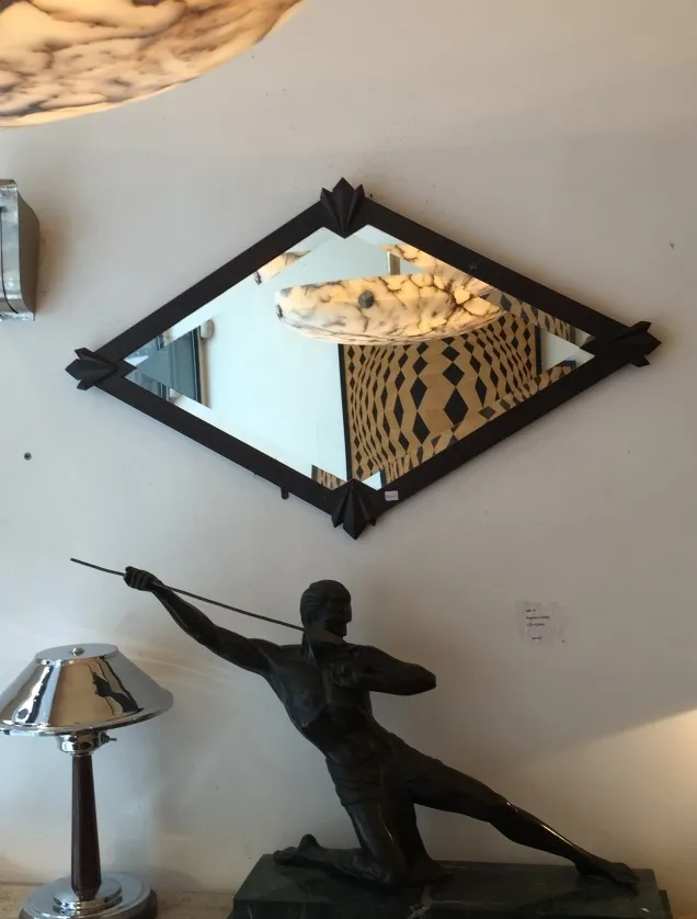 miroir antique en forme de diamant dans un cadre élégant