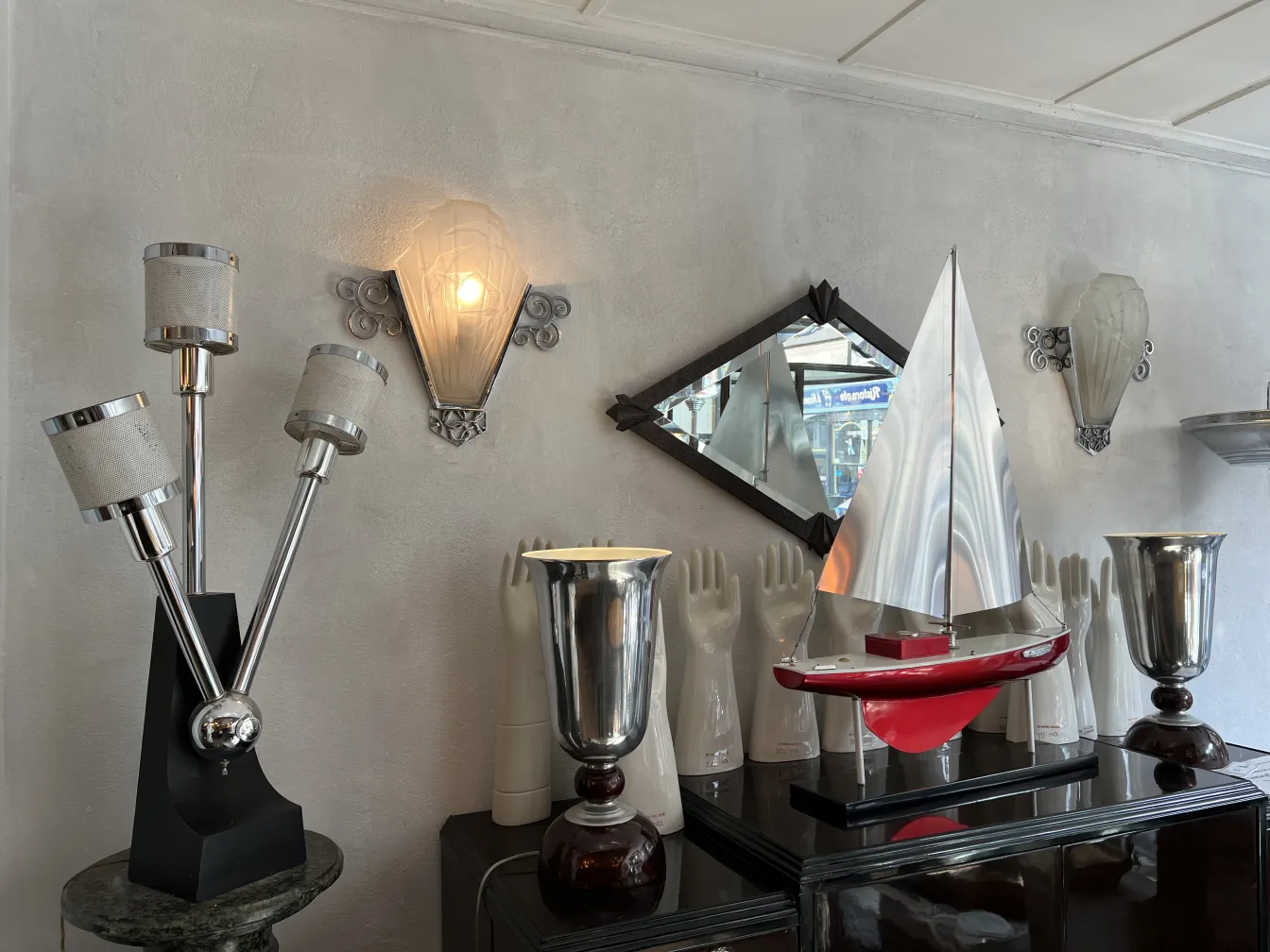 specchio decorativo antico con cornice elegante