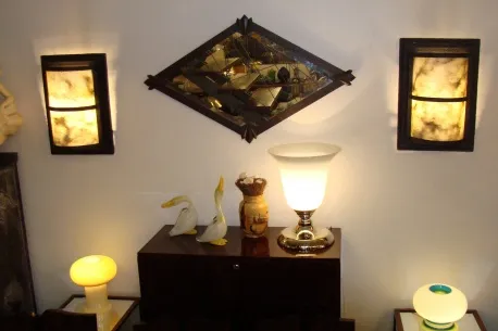 miroir ancien décoratif dans une pièce élégante avec des lampes