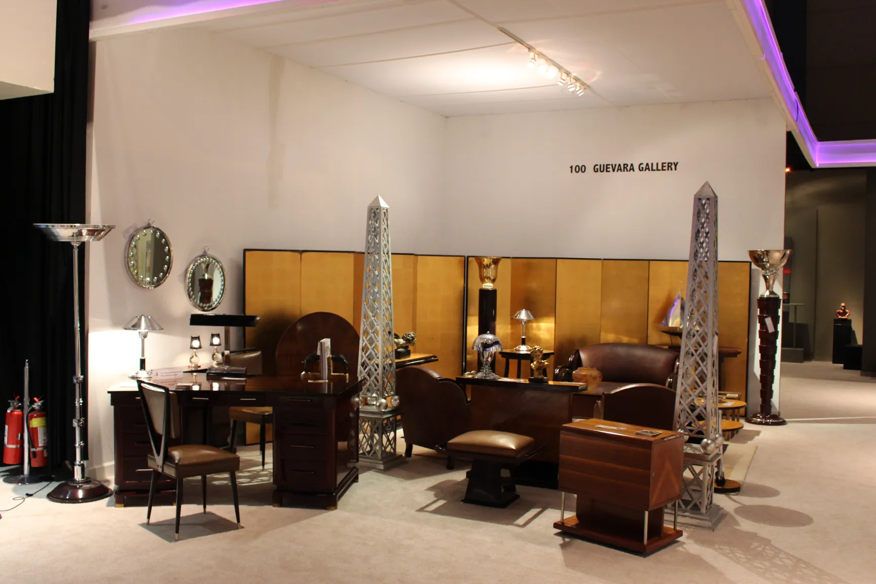 Старинное круглое зеркало с орнаментальной рамой, элегантная обстановка.