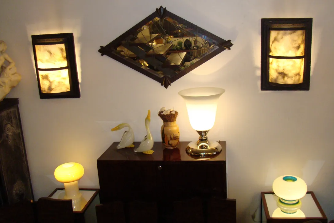 Espelho antigo decorativo na parede com luz suave.