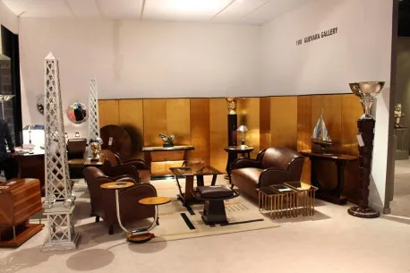 espelho antigo decorativo exposto em uma galeria