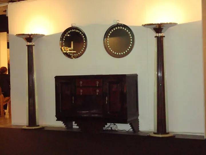 Miroir ancien circulaire avec lumières dans un cadre moderne.