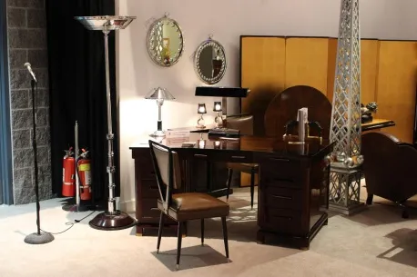 espejo antiguo de pared en un ambiente elegante, junto a una lámpara