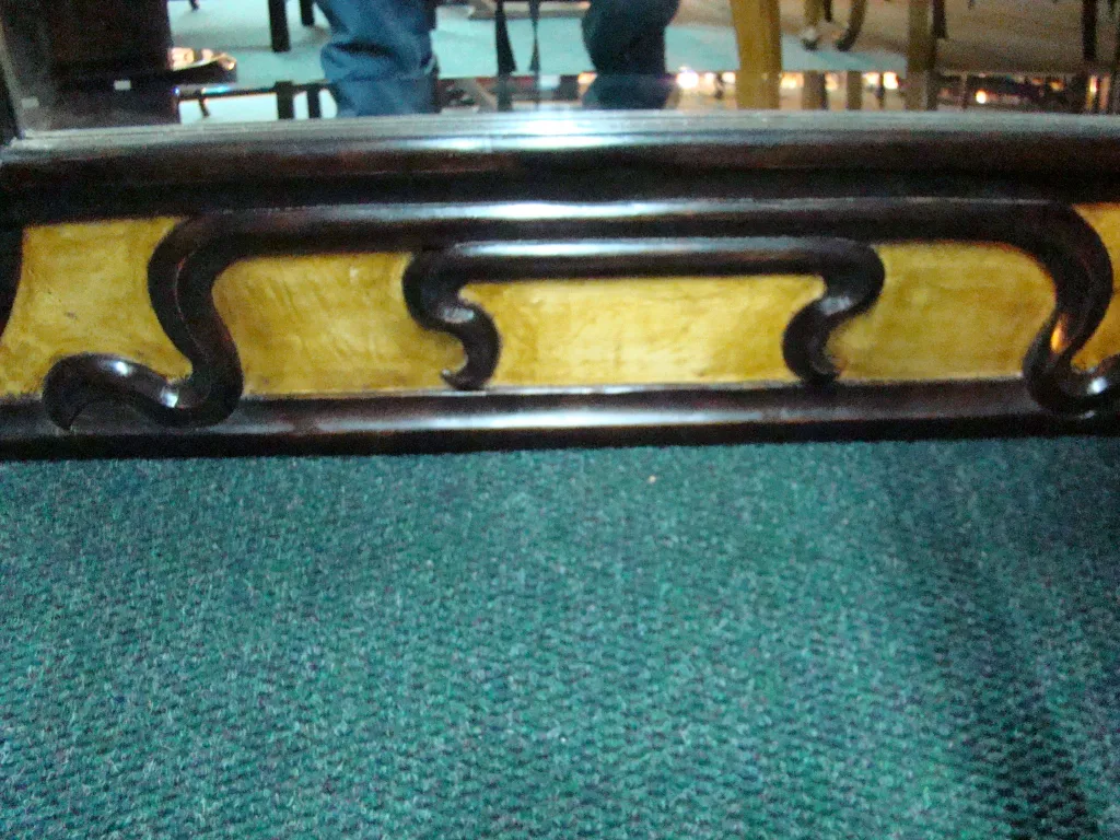 Miroir ancien orné de design art nouveau