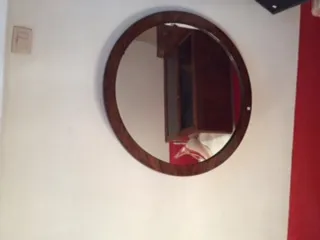 miroir ancien rond sur un fond blanc