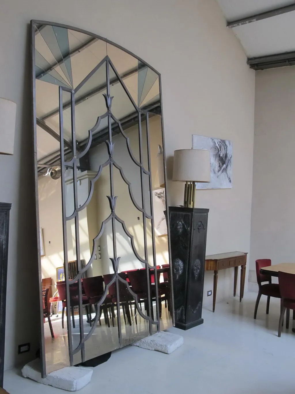 Espejo antiguo con un diseño decorativo elegante en un ambiente moderno.