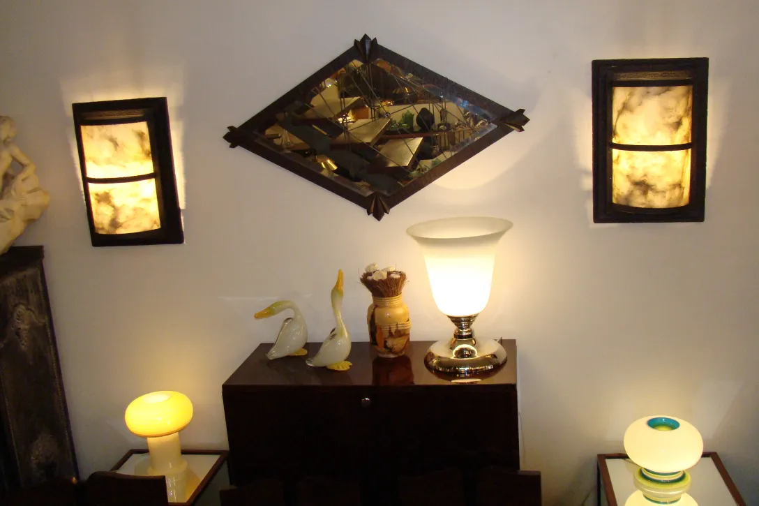 miroir ancien en forme de diamant avec lumières