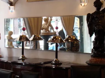 espejo antiguo con detalles decorativos en un ambiente elegante