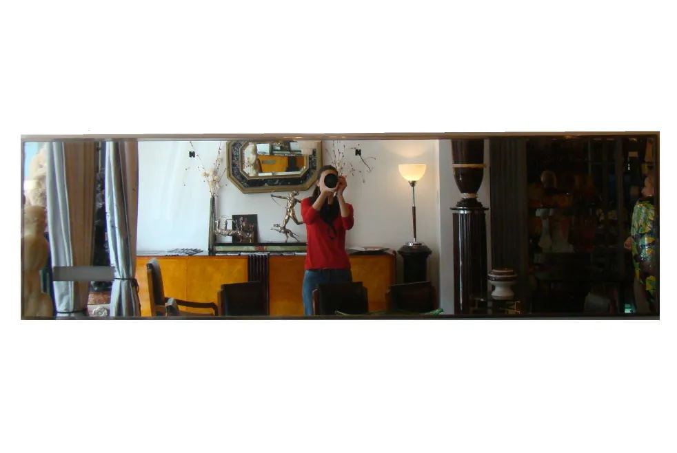 miroir ancien de mur affichant un reflet clair dans la pièce