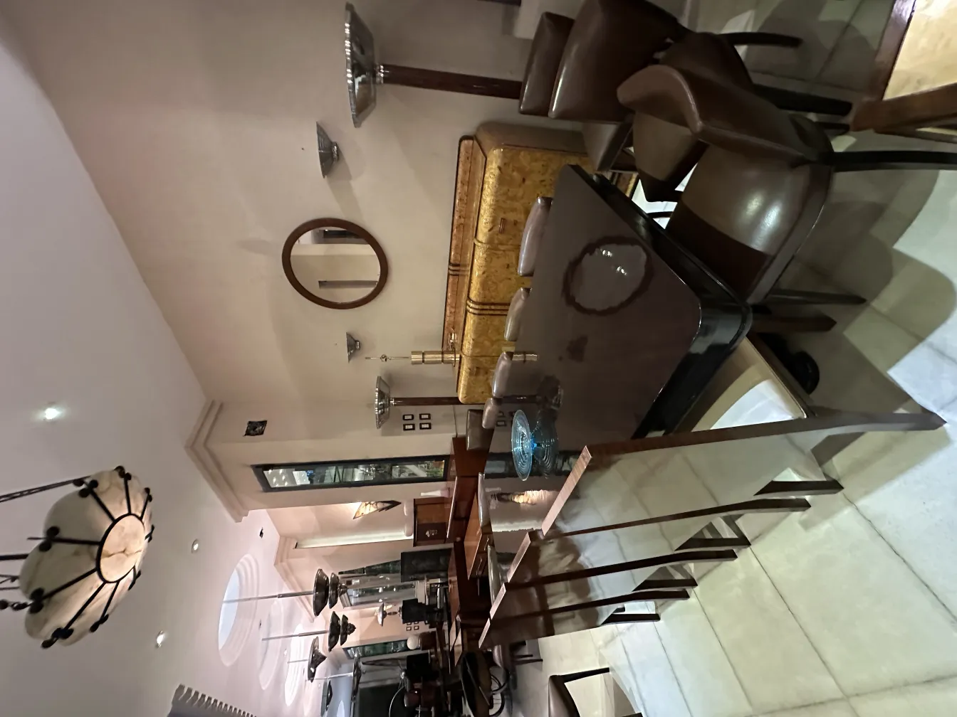 espelho antigo com moldura redonda em um ambiente moderno