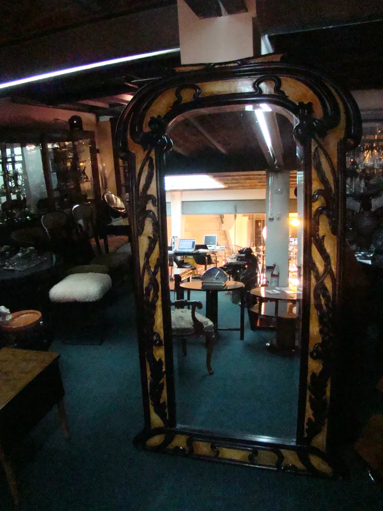 antiker dekorativer Spiegel mit geschnitztem Rahmen und elegantem Ambiente