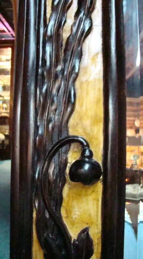 antiker Kosmetikspiegel mit Blumen- und Blätterornamenten