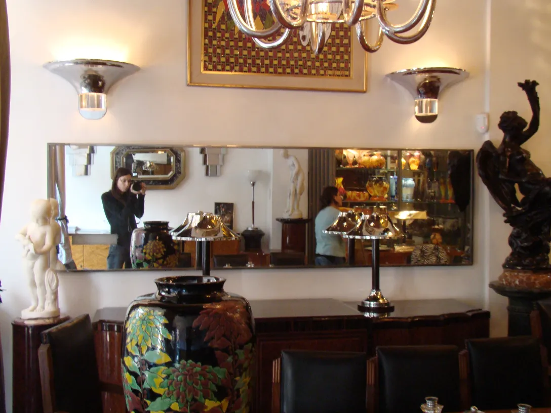 espelho antigo com design decorativo em um ambiente elegante