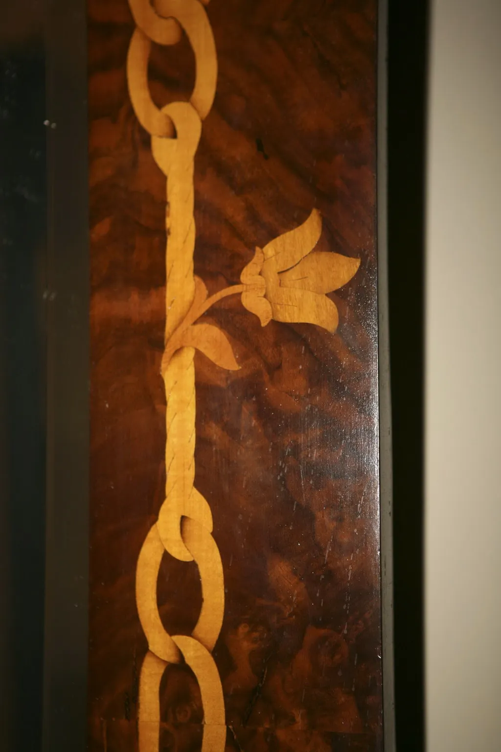 古董镜子装饰有花卉细节和链条装饰