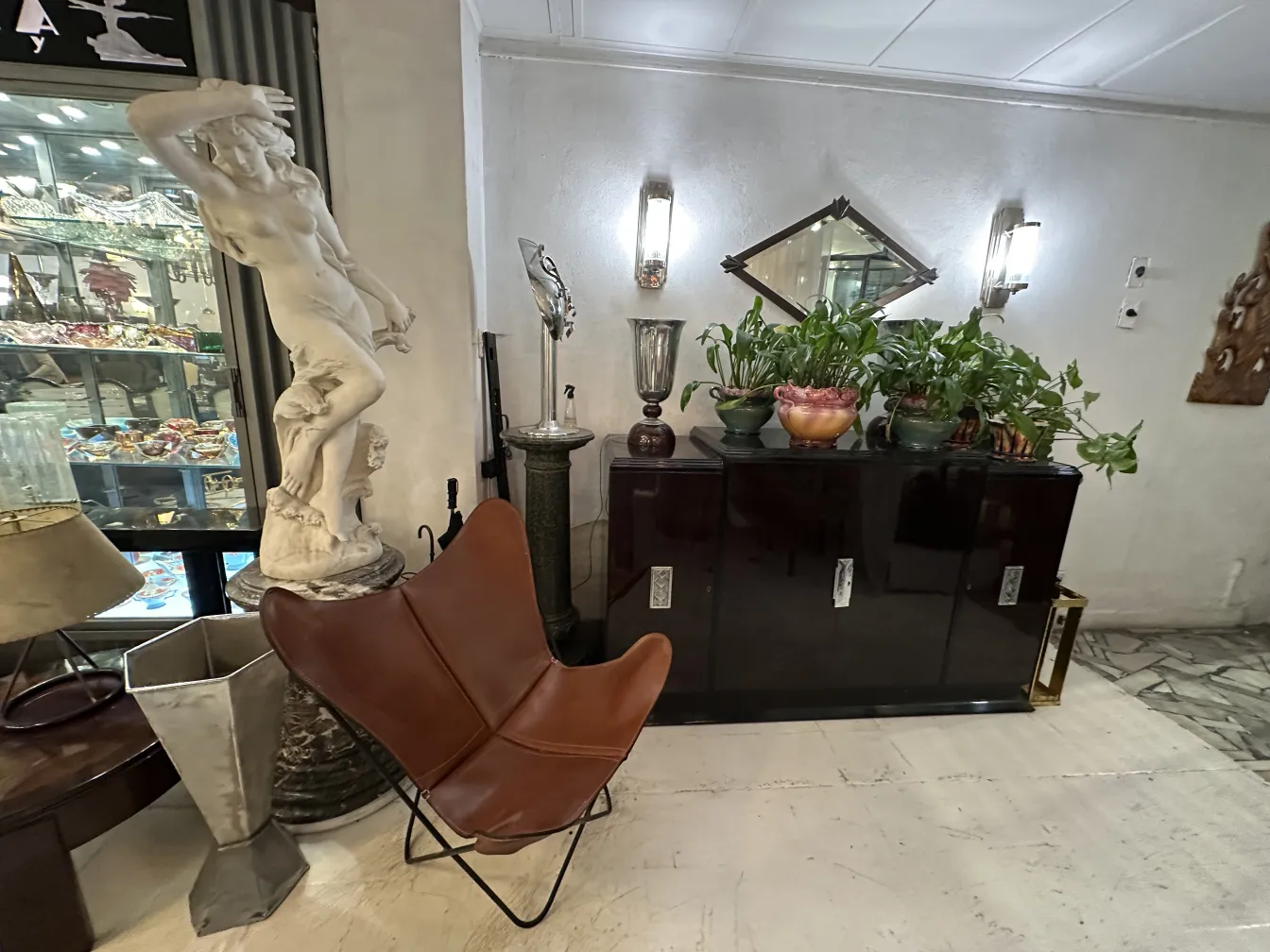 miroir ancien avec cadre décoré et plantes autour