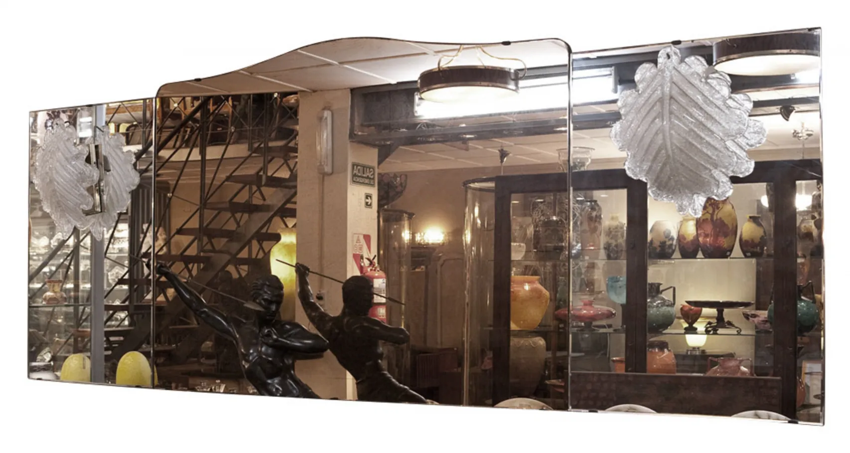 specchio antico con figure in un ambiente vintage