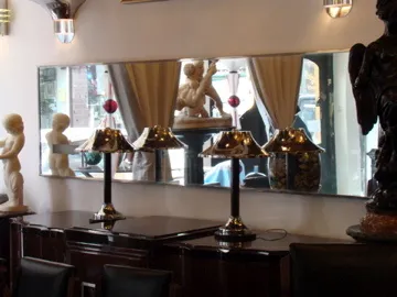 espejo antiguo en un ambiente elegante con lámparas y esculturas