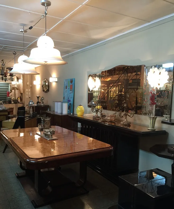 Dekorativer antiker Kosmetikspiegel an der Wand in eleganter Umgebung