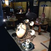 espelho antigo com moldura decorativa, estilo clássico, ambiente aconchegante