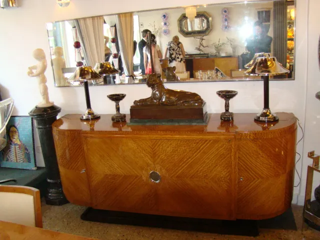 miroir ancien dans une chambre rétro avec lampes et sculptures