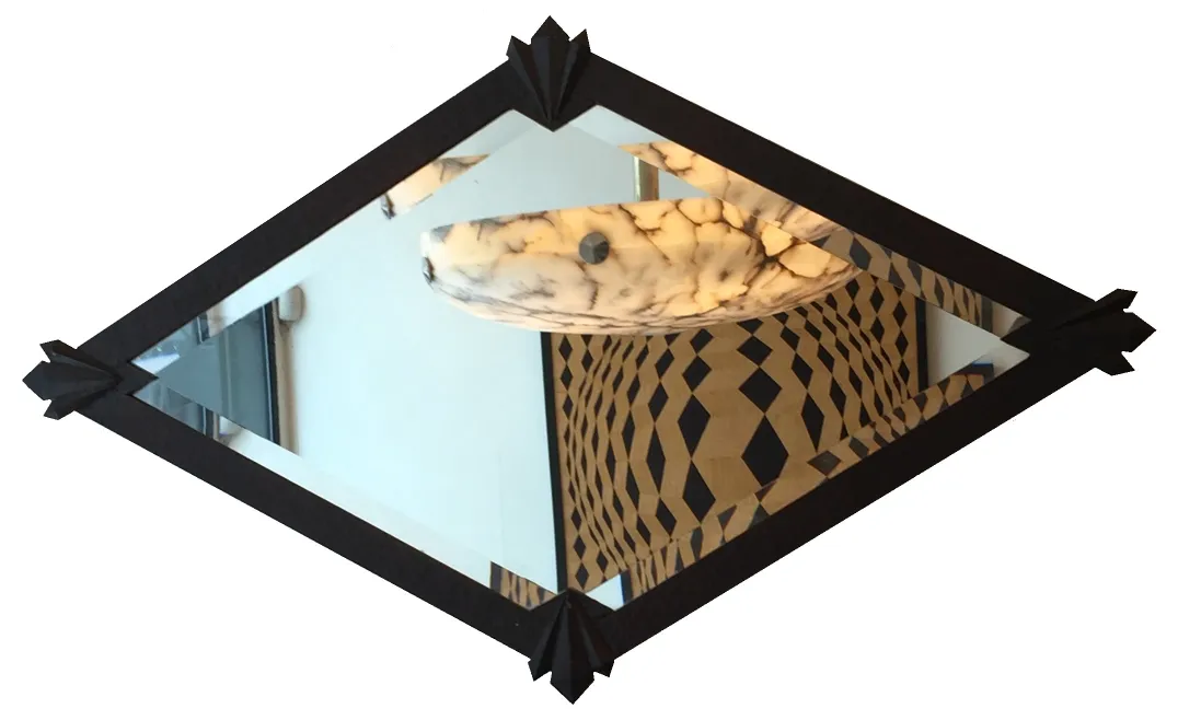 espelho antigo com moldura decorativa em um ambiente moderno