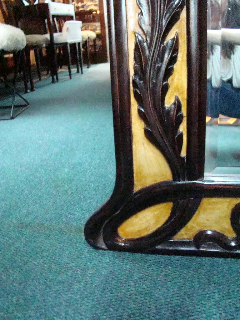 복잡한 프레임의 고대 거울이 우아한 설정에 있습니다