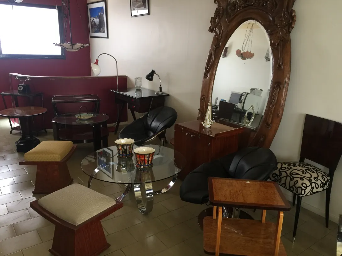 espejo antiguo decorativo con marco elaborado, ambiente elegante