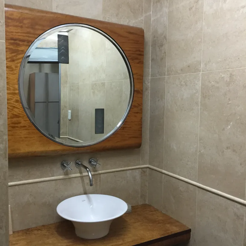 miroir ancien rond avec biseau sur un mur clair