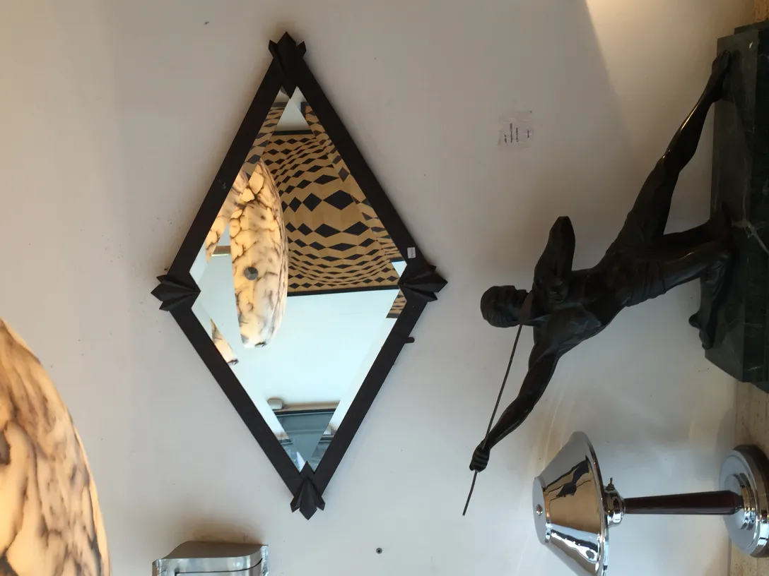 miroir antique en forme de diamant avec réflexions brillantes et cadre détaillé