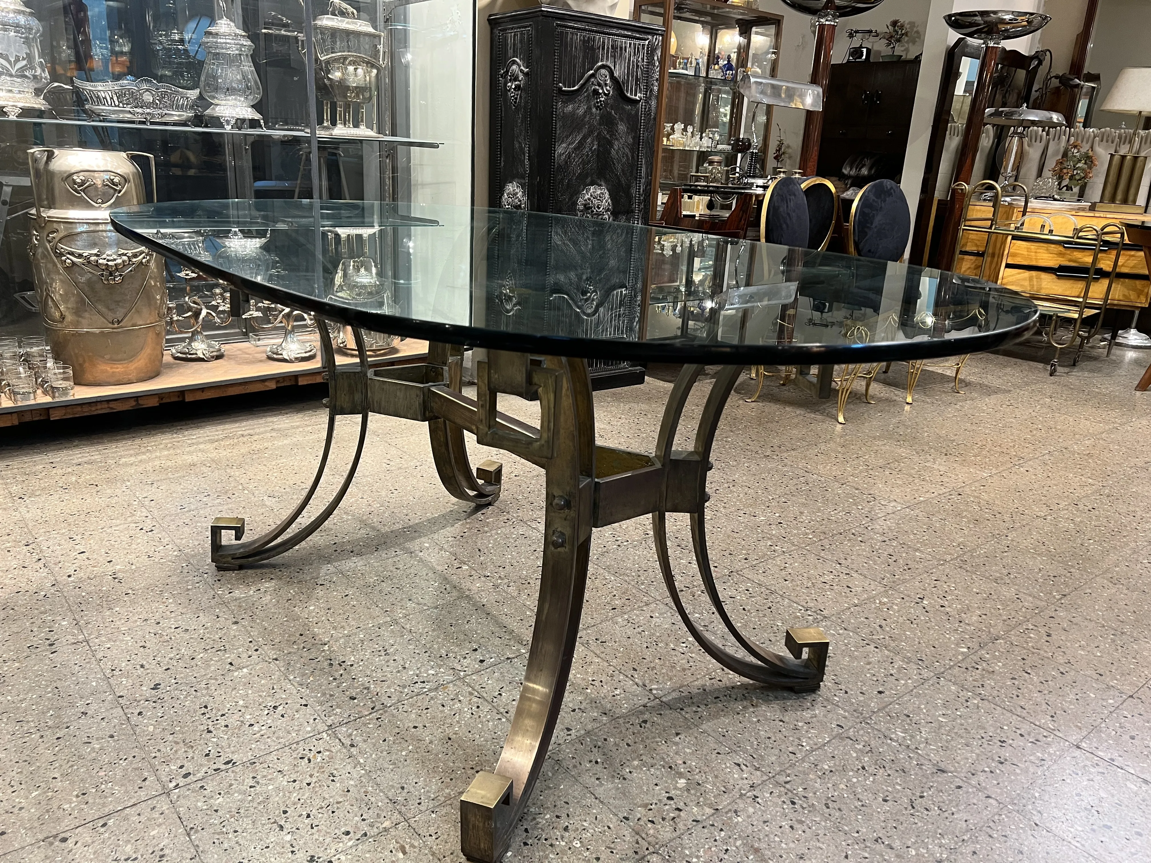 Tavolo da pranzo antico art déco per 6 persone in un ambiente elegante.