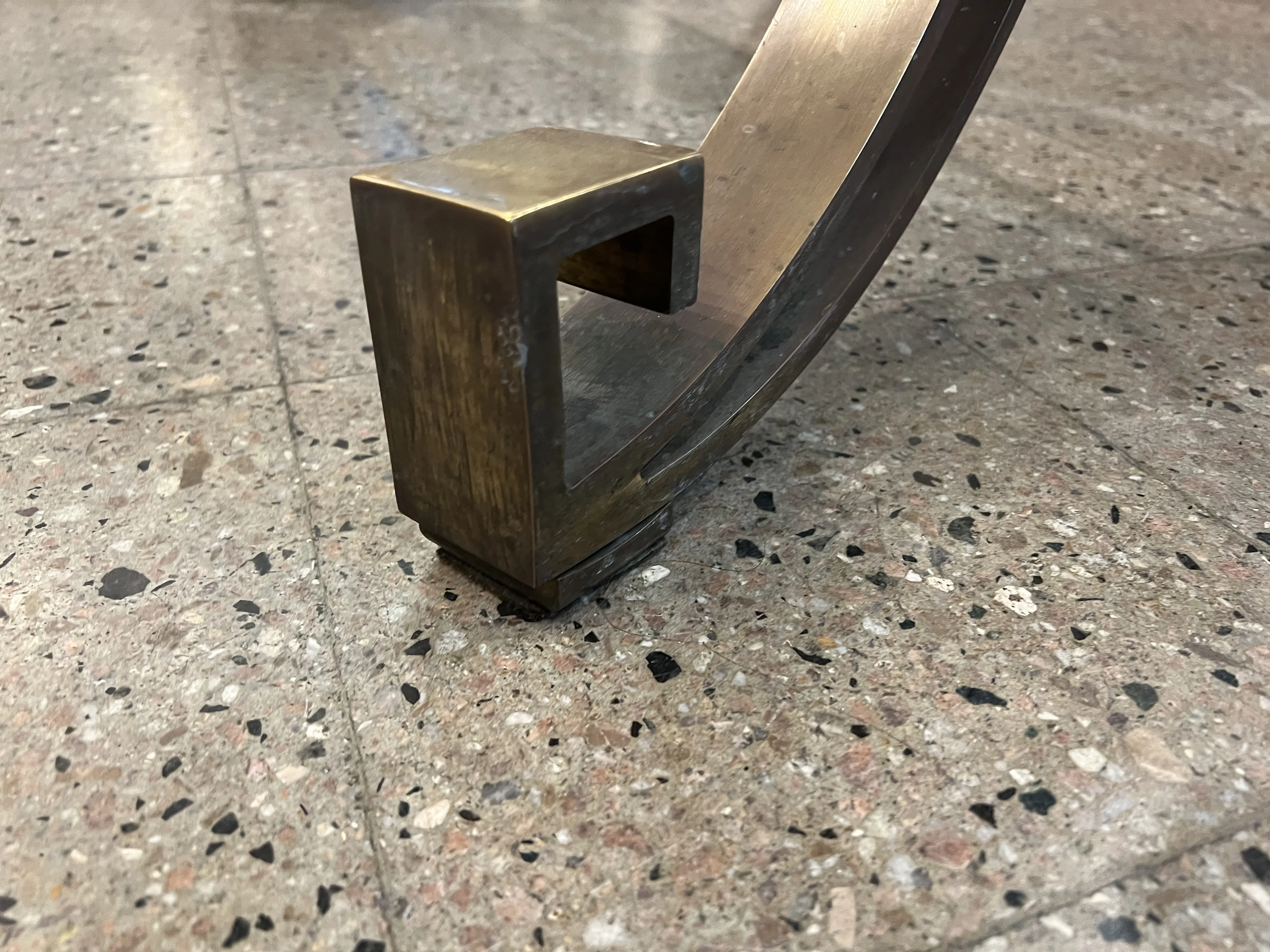 table à manger antique avec pieds décoratifs dans un cadre classique