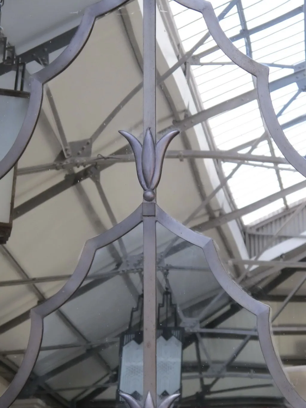 specchio antico decorativo con dettagli bicolori e design elegante