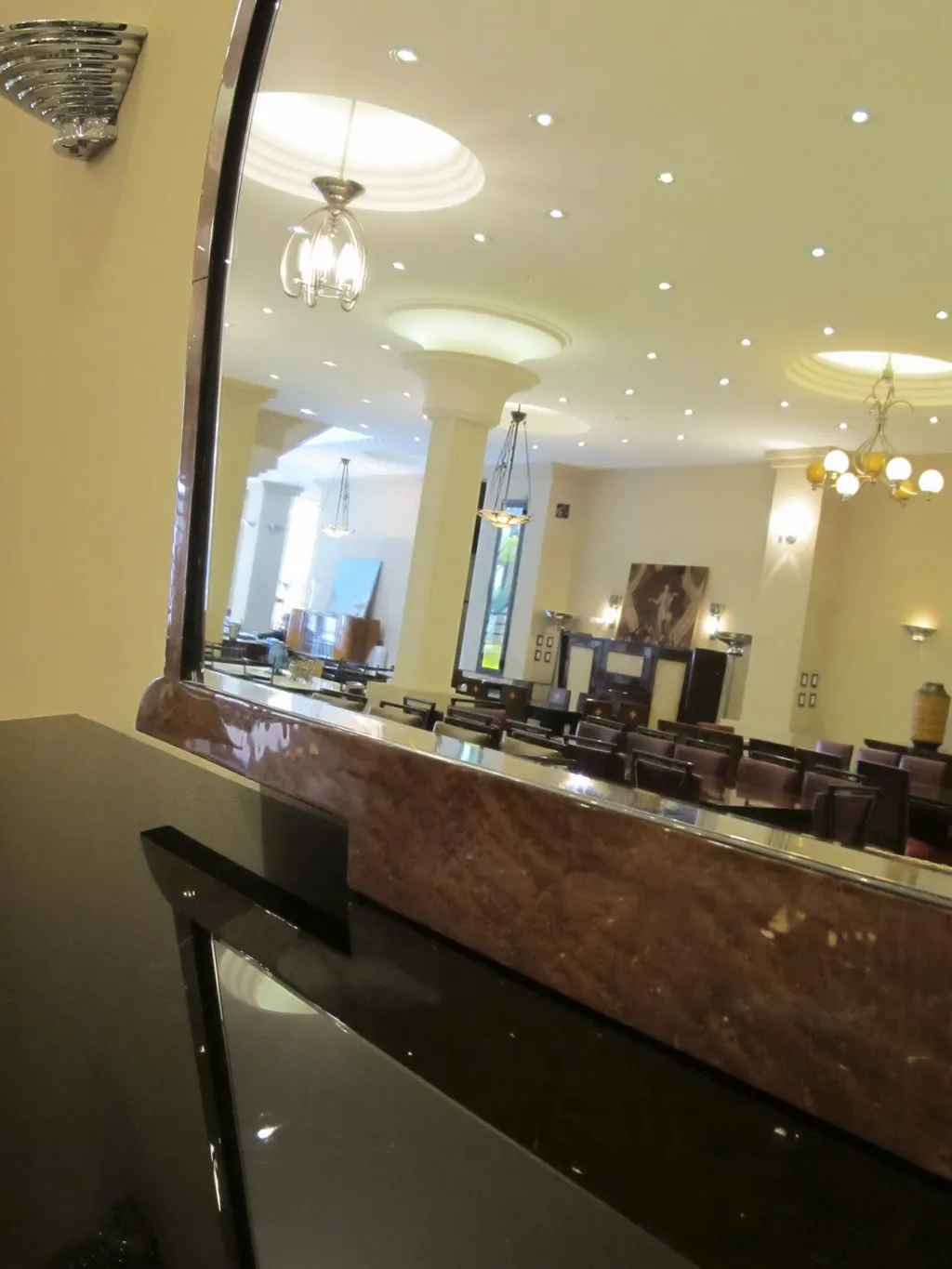 antiker Spiegel, der ein elegantes Interieur mit Licht reflektiert