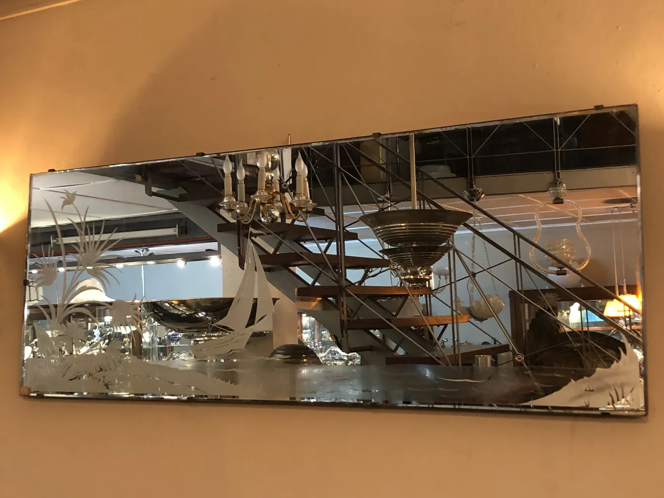 miroir ancien avec des gravures de paysage dans un cadre lumineux