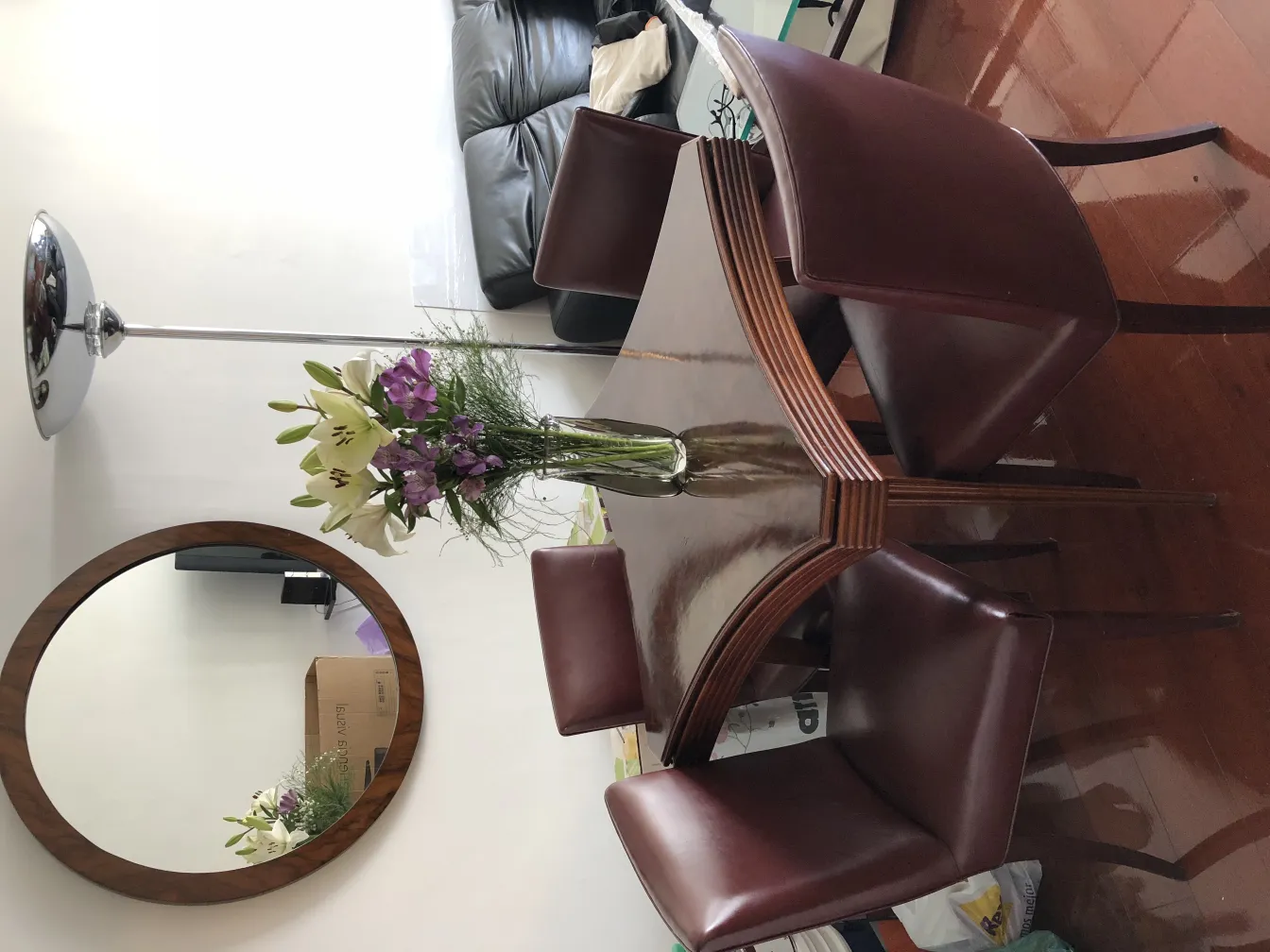 miroir ovale antique dans un cadre accueillant avec des fleurs